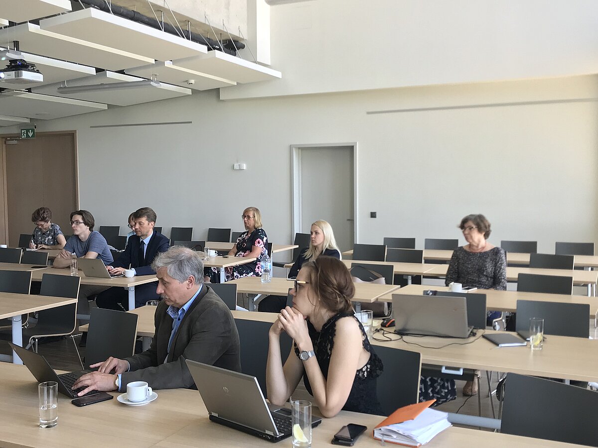 Semināra dalībnieki diskusijas laikā