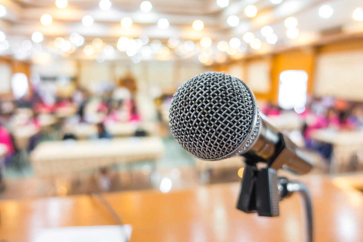 Foto: Vintage microphone photo created by jannoon028 - www.freepik.com