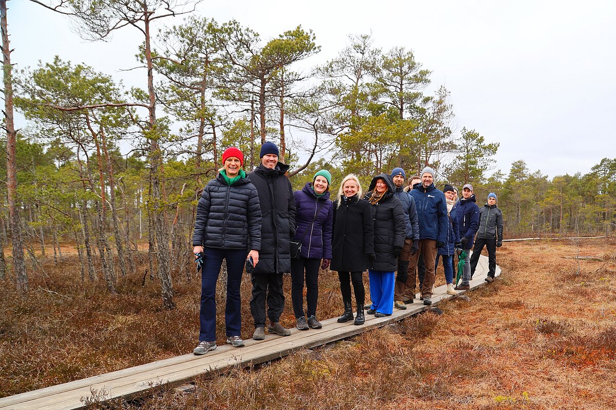 Pārgājiena dalībnieki Cenas tīrelī. Grupas sākumā Īrijas Zemkopības ministrijas zemes apsaimniekošanas un bioloģiskās daudzveidības ministre Pipa Haketa. Foto M. Pakalne
