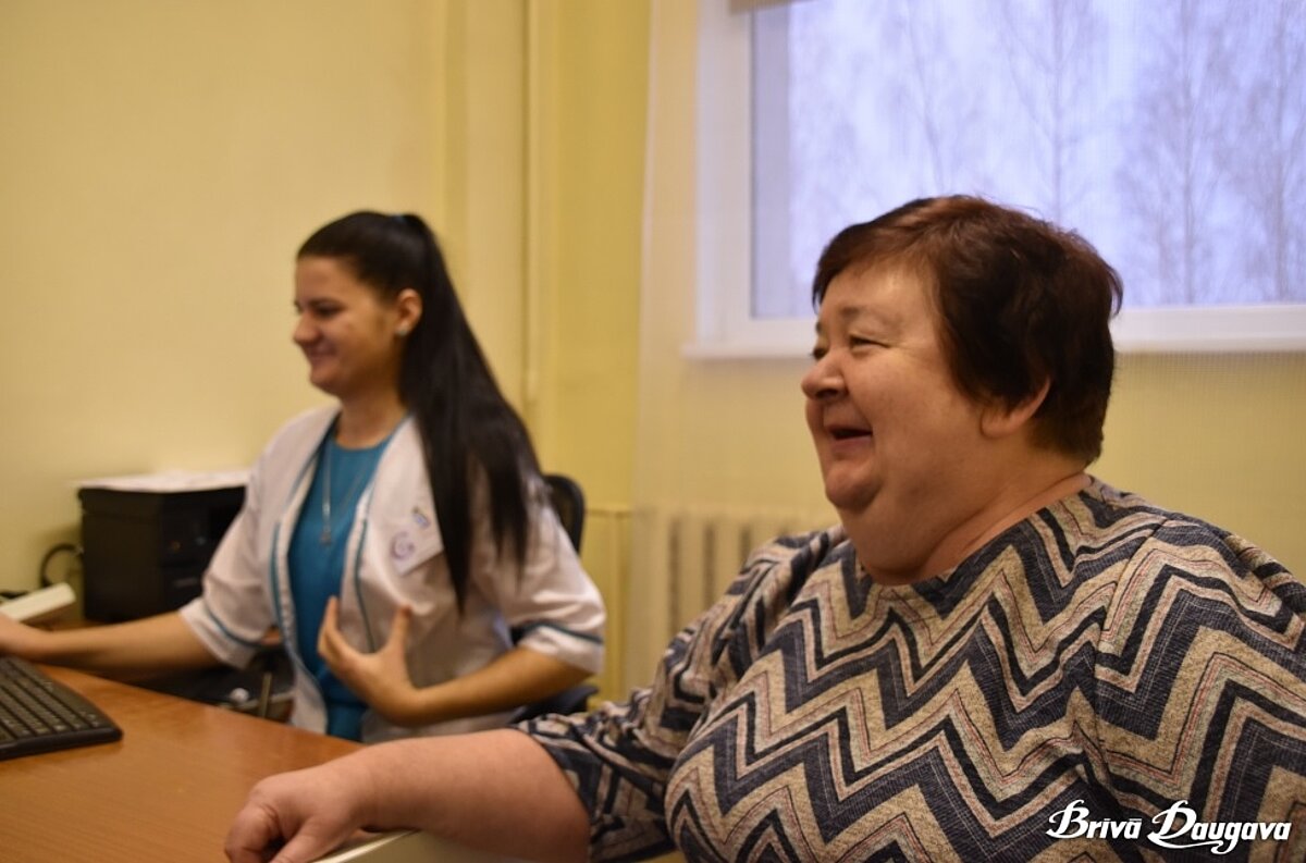 Attēlā: Ārsta palīgs Sendija Vītola (no kreisās) un 500 respondente Olga Kirejeva
Foto: Inese Zone, Brīvā Daugava