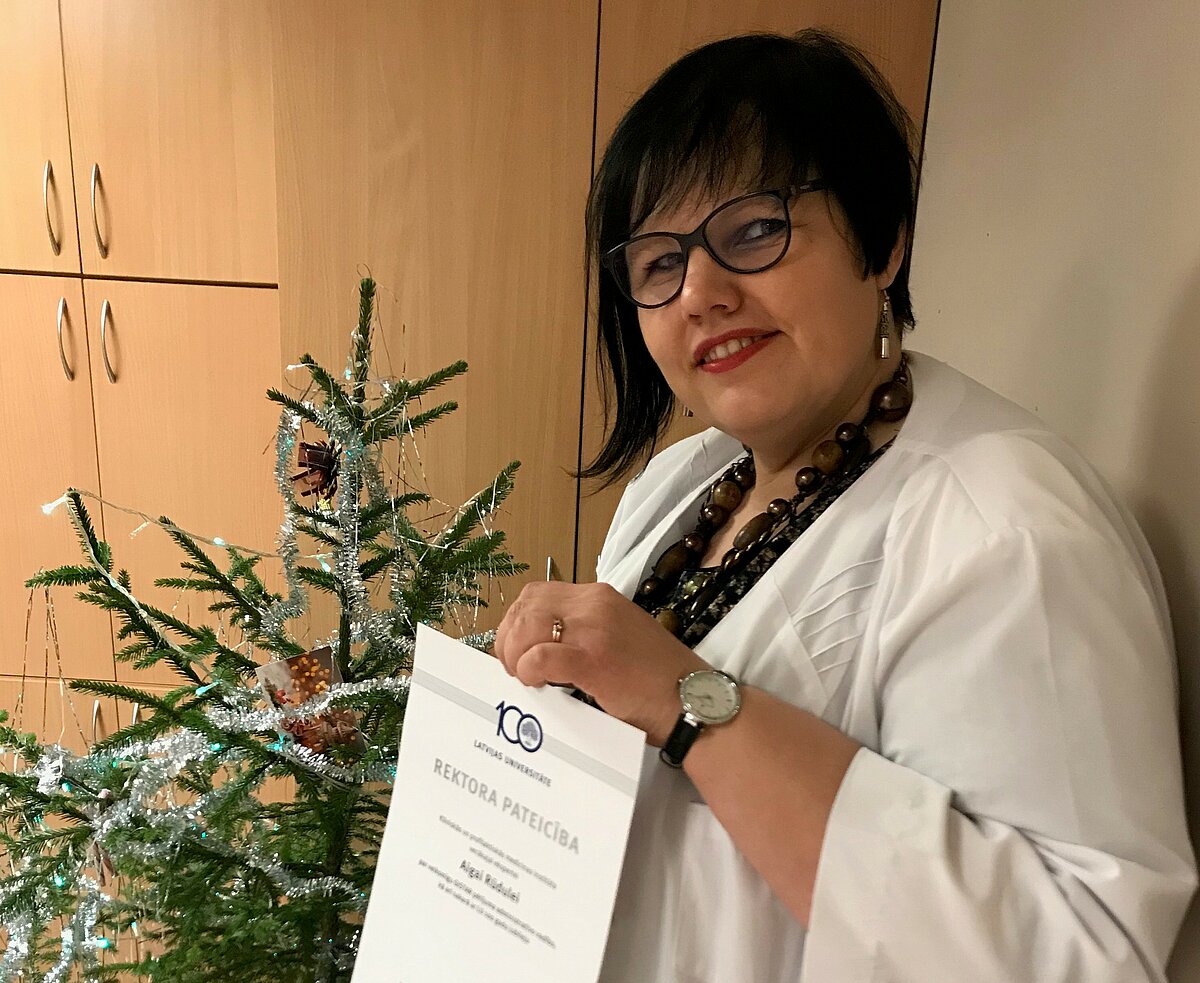 Attēlā: GISTAR pētījuma administratīvā vadītāja Aiga Rūdule ar pateicības rakstu