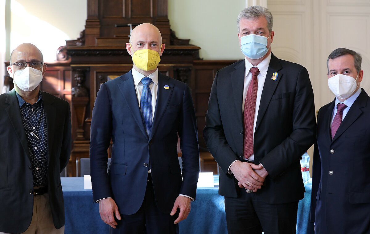 Foto: Evija Trifanova
Ārvalstu eksperti un pārraudzības komitejas locekļi (no kreisās: Dr. Partha Basu, Daniels Pavļuts, Aris Zakatistovs, Dr. Andre Carvalho )