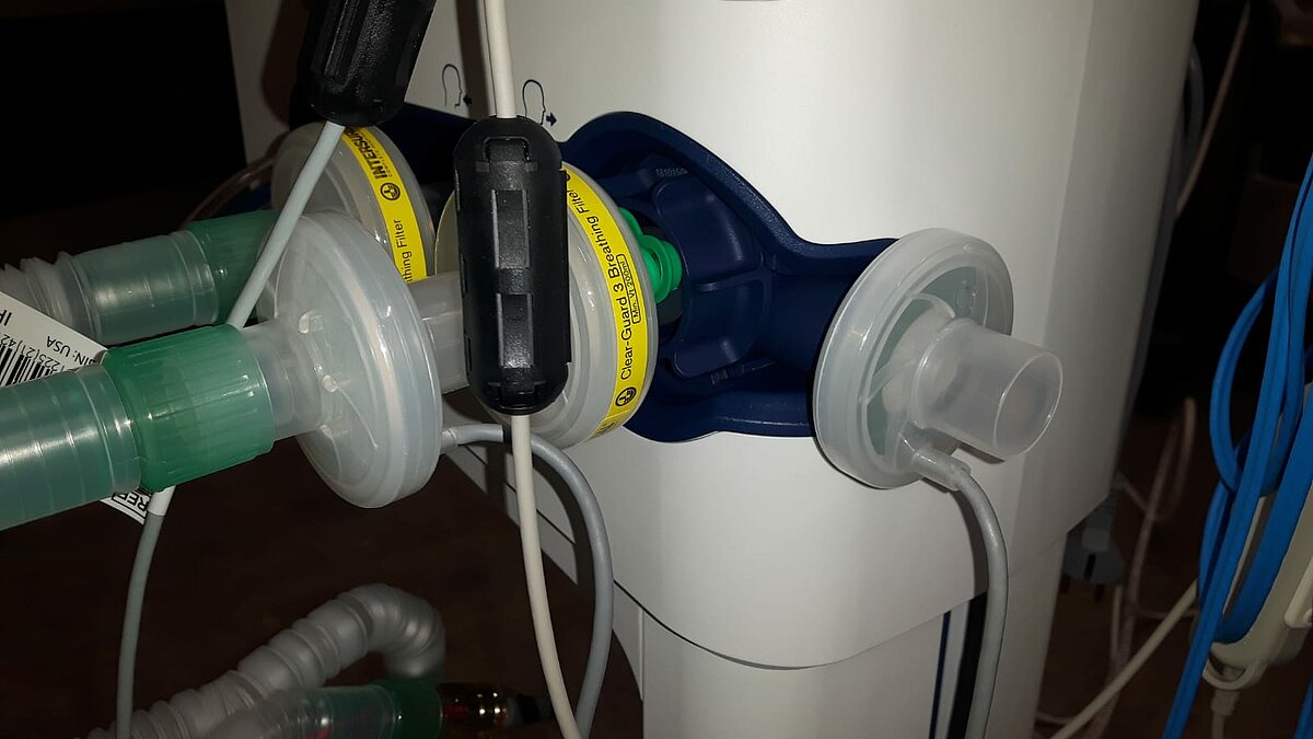 Sensoru izvietojuma pārbaude plaušu mākslīgās ventilācijas iekārtā. Izvēlēta gaisa izvades pozīcija (attēla labajā pusē).